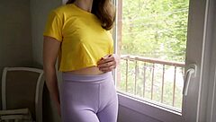 stepsis showing off cameltoe in tight leggings?