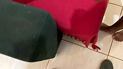 a novinha virgem quis perder a virgindade comigo peguei ela de pijama no sofá da sala