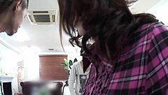 甜美亚洲少女18+探索第一次与年长日本男子的温柔捆绑