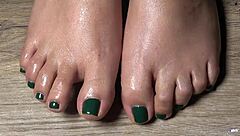 Curvy Colombian amateur gets oiled toes fingered in close up, green nails teasing for your fetish.