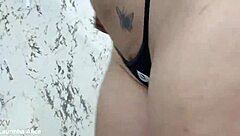 novinha se exibe e brinca bastante com seus brinquedos