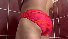 a petición de mi sugar daddy voy al baño a orinar