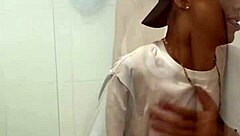 Peguei ela no flagra tomando banho e cair de boca na buceta