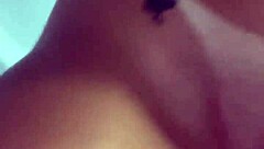 Peguei ela no flagra tomando banho e cair de boca na buceta