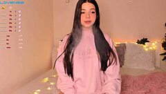 Petite Liza Stuns in Web Chat Show