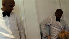 丰满亚洲美女London Keyes在泳池边享受深插后入和口交