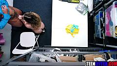 娇小18岁小偷妹被扒光搜身干翻天