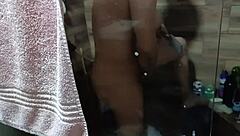 llego a casa de mi tia y la descubro bañandose se masturba y casi me descubre