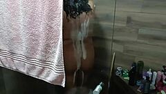 llego a casa de mi tia y la descubro bañandose se masturba y casi me descubre