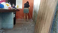 minha esposa saiu e a empregada baixinha pegou meu pau e colocou dentro dela