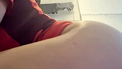 gostosa rebola gostoso com a calcinha, mostrando tudo