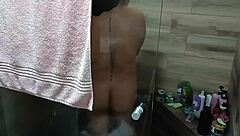 llego a casa de mi tia y la descubro bañandose se masturba y casi me descubre