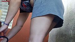 minha esposa saiu e a empregada baixinha pegou meu pau e colocou dentro dela