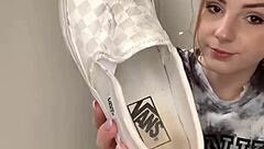 garota tirando seus tênis e mostrando seus pés descalços