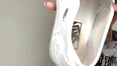 garota tirando seus tênis e mostrando seus pés descalços