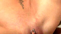 金发熟女秘书Stace Saran与老板亲密接触