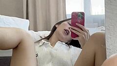 ellie leen fingers in mirror