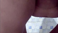 madura captada en baño público