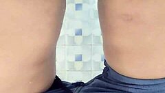 madura captada en baño público