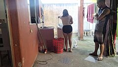 妻子离开后，丰满的拉丁女仆忍不住我的硬鸡巴