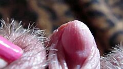 哇，看那个大阴蒂在激烈高潮中爆炸，特写！