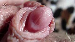 哇，看那个大阴蒂在激烈高潮中爆炸，特写！