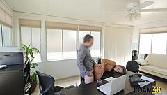 Loan4k Mann Benutzt Junges Studentenmädchen Als Hure in Seinem Großen Büro