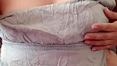 llego de la oficina con medias y me masturbo