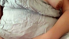 llego de la oficina con medias y me masturbo