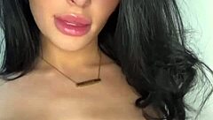 饥渴美国交换生提供狂野女友体验