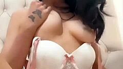 饥渴美国交换生提供狂野女友体验