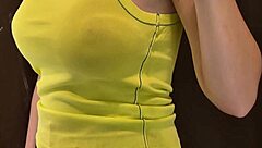 大奶在更衣室试穿透视装