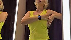 大奶在更衣室试穿透视装