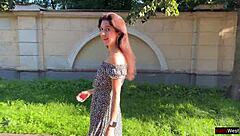 美女在公共场合闪现渔网丝袜里的肛塞