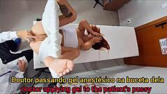 妇科医生用手指玩弄患者的屁股和阴部