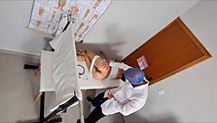 妇科医生用手指玩弄患者的屁股和阴部