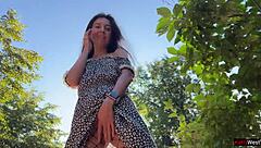 美女在公共场合闪现渔网丝袜里的肛塞