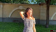 美女在公共场合闪现渔网丝袜里的肛塞