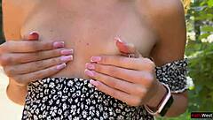 美女在公共场合闪现渔网丝袜里的肛塞