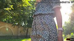 美女在公共场合闪现渔网丝袜里的肛塞