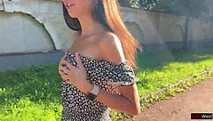 美女在公共场合闪现渔网丝袜里的肛塞