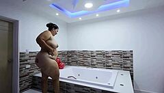 madrastra y hijastro pasan tiempo en el jacuzzi charlando sobre su rutina diaria.