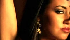 Does this Indian woman look lovely to you?