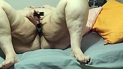 coolmarina abuela gorda, the fat granny, masturbates in auto satisfaction. She reaches orgasm sensually