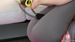 无辜亚洲宝贝在肮脏无码JAV场景中伸展