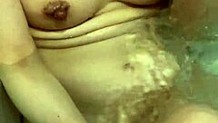 人妻浴缸慢慢洗澡好想摸她硬奶头
