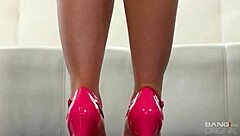 Whitney Wright gets fucked in her asshole!