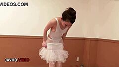 狂野日本芭蕾舞女郎用惊人性表演挑逗，以内射结束