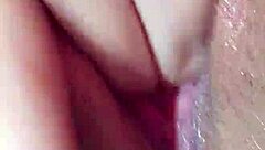 在家独自自慰，用手指玩弄高潮热辣