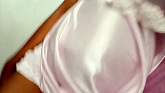 印度少女在家闪现乳房